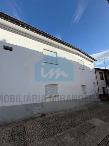 Moradia com Espaço Comercial em Vila Flor