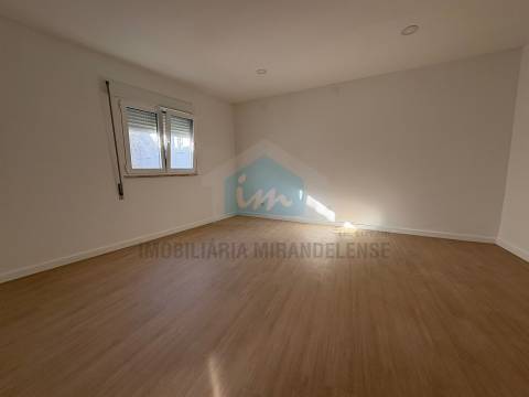 Moradia com Espaço Comercial em Vila Flor