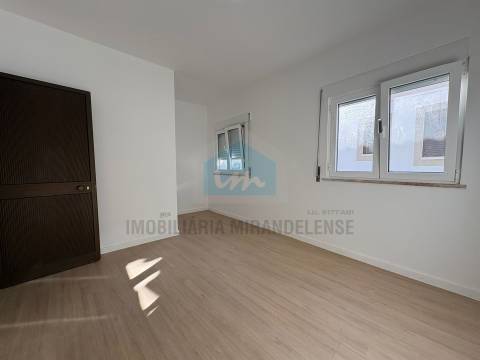 Moradia com Espaço Comercial em Vila Flor