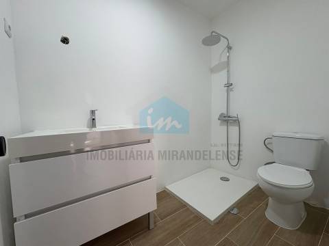 Moradia com Espaço Comercial em Vila Flor