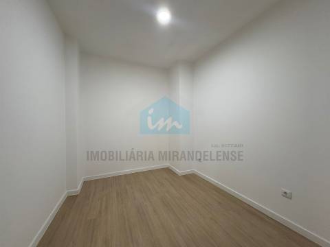 Moradia com Espaço Comercial em Vila Flor