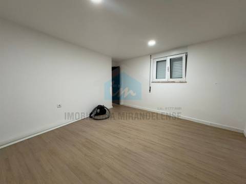 Moradia com Espaço Comercial em Vila Flor