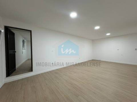 Moradia com Espaço Comercial em Vila Flor