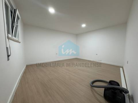 Moradia com Espaço Comercial em Vila Flor