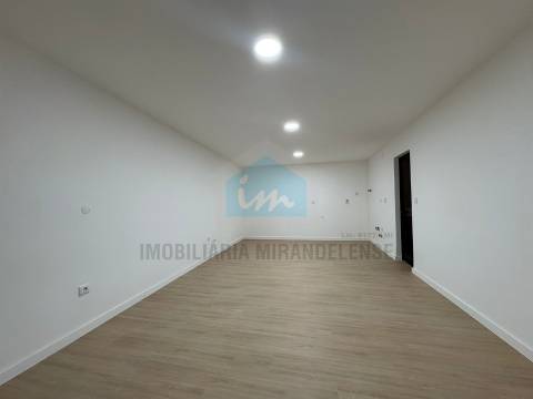 Moradia com Espaço Comercial em Vila Flor