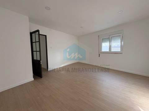 Moradia com Espaço Comercial em Vila Flor