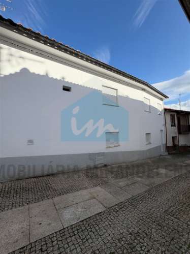 Moradia com Espaço Comercial em Vila Flor