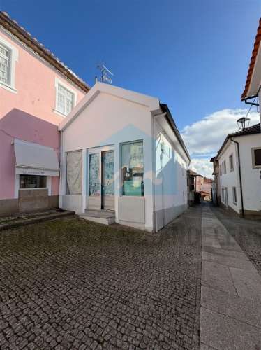 Moradia com Espaço Comercial em Vila Flor