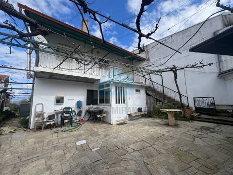 Moradia em Suçães com mais de 7,5 hectares de terrenos anexos