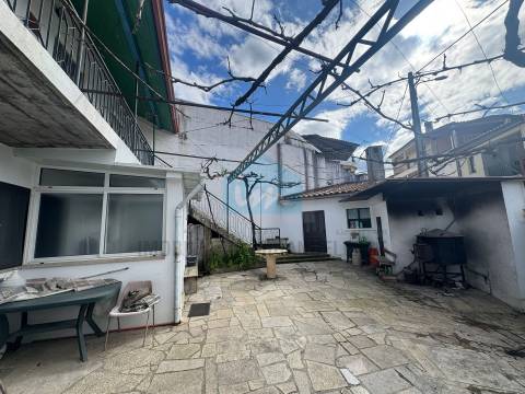 Moradia em Suçães com mais de 7,5 hectares de terrenos anexos