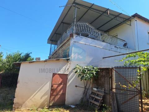 Moradia em Suçães com mais de 7,5 hectares de terrenos anexos
