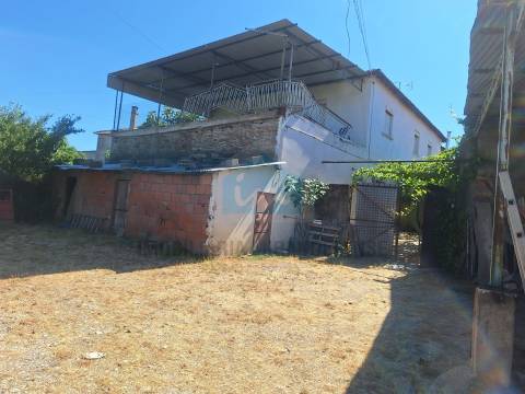 Moradia em Suçães com mais de 7,5 hectares de terrenos anexos