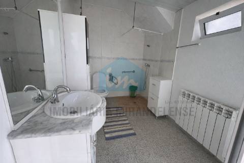 Moradia em Suçães com mais de 7,5 hectares de terrenos anexos
