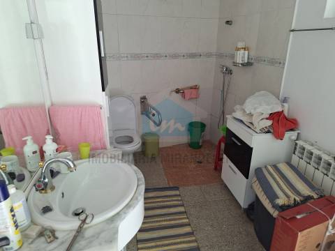 Moradia em Suçães com mais de 7,5 hectares de terrenos anexos
