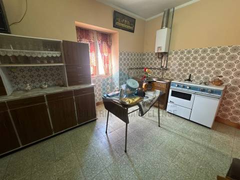 Moradia em Suçães com mais de 7,5 hectares de terrenos anexos