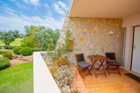 Para venda, apartamento de 2 quartos no 1.º andar em Vale da Pinta, Carvoeiro, Algarve