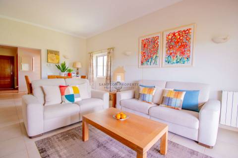 Para venda, apartamento de 2 quartos no 1.º andar em Vale da Pinta, Carvoeiro, Algarve