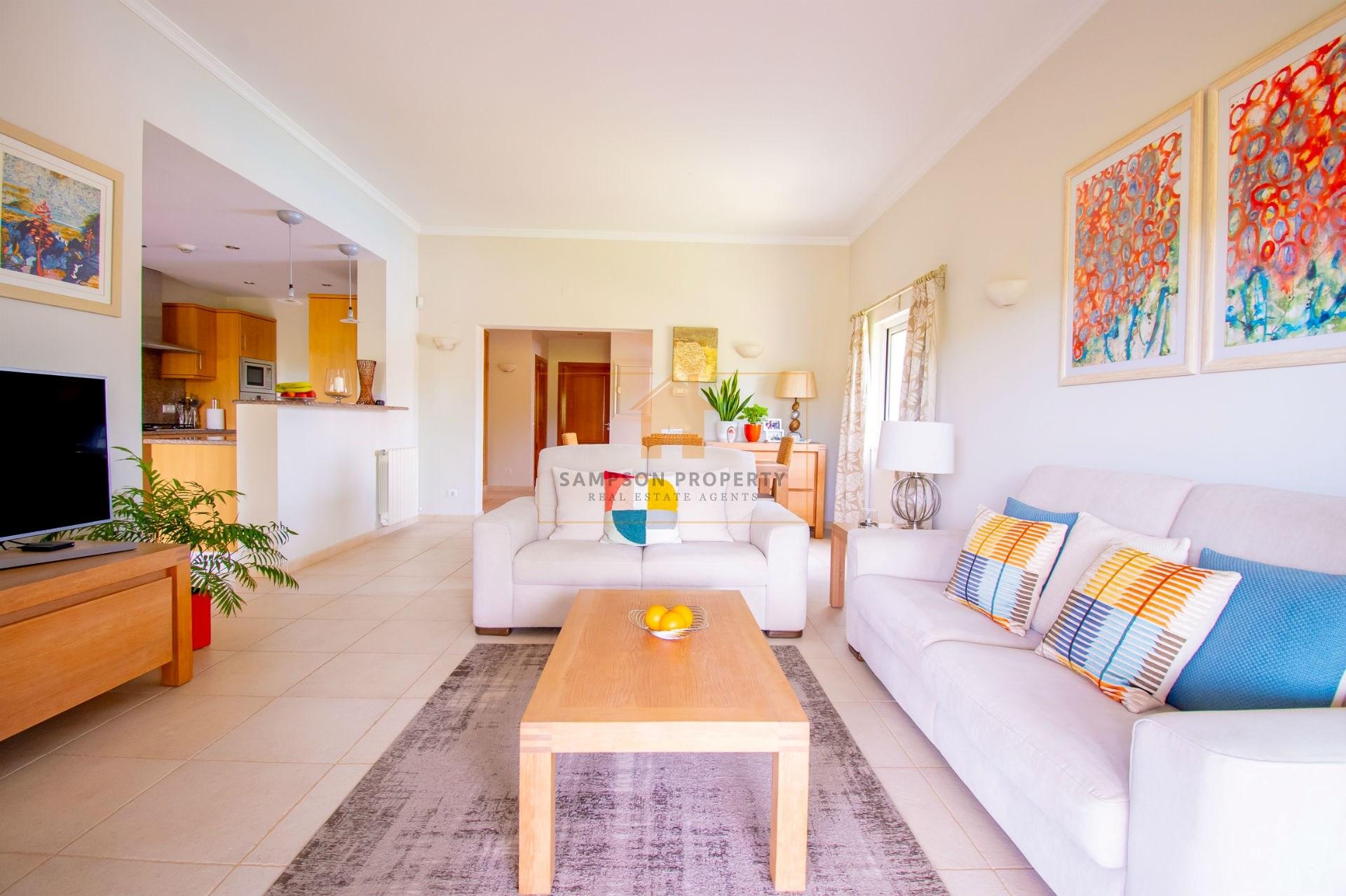 Para venda, apartamento de 2 quartos no 1.º andar em Vale da Pinta, Carvoeiro, Algarve