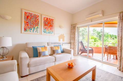 Para venda, apartamento de 2 quartos no 1.º andar em Vale da Pinta, Carvoeiro, Algarve