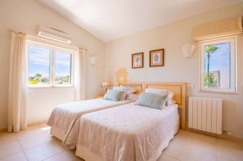 Para venda, apartamento de 2 quartos no 1.º andar em Vale da Pinta, Carvoeiro, Algarve