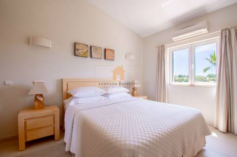 Para venda, apartamento de 2 quartos no 1.º andar em Vale da Pinta, Carvoeiro, Algarve