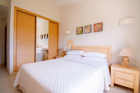 Para venda, apartamento de 2 quartos no 1.º andar em Vale da Pinta, Carvoeiro, Algarve