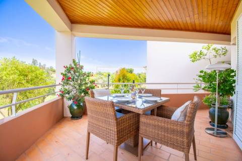 Para venda, apartamento de 2 quartos no 1.º andar em Vale da Pinta, Carvoeiro, Algarve