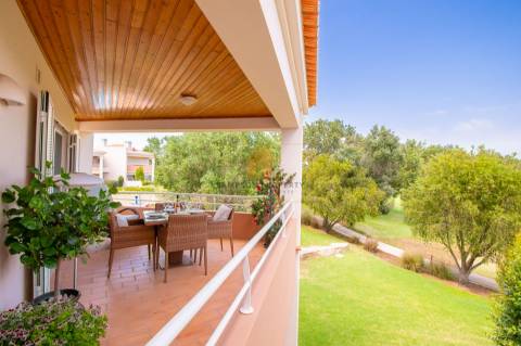 Para venda, apartamento de 2 quartos no 1.º andar em Vale da Pinta, Carvoeiro, Algarve