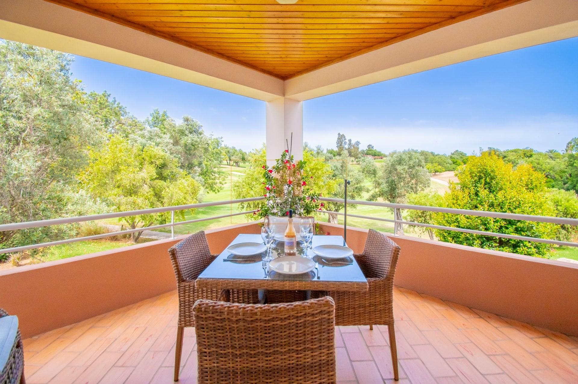 Para venda, apartamento de 2 quartos no 1.º andar em Vale da Pinta, Carvoeiro, Algarve