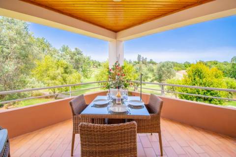 Para venda, apartamento de 2 quartos no 1.º andar em Vale da Pinta, Carvoeiro, Algarve
