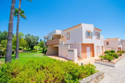Para venda, apartamento de 2 quartos no 1.º andar em Vale da Pinta, Carvoeiro, Algarve