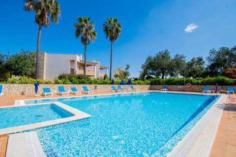 Para venda, apartamento de 2 quartos no 1.º andar em Vale da Pinta, Carvoeiro, Algarve