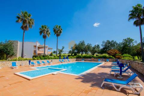 Para venda, apartamento de 2 quartos no 1.º andar em Vale da Pinta, Carvoeiro, Algarve