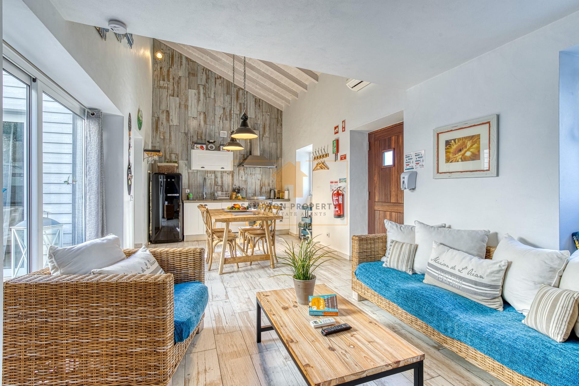 Para venda Moradia Remodelada com Pátio Privado em Carvoeiro