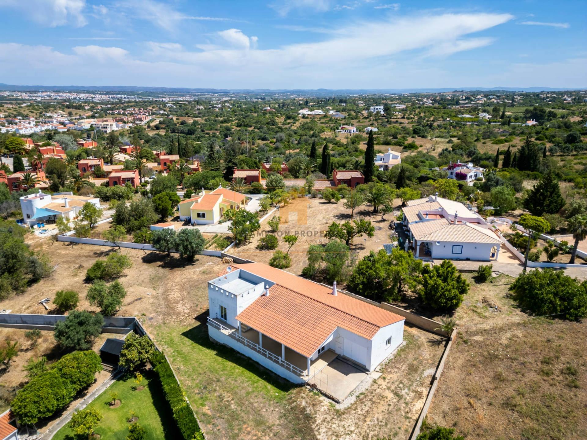 Para venda moradia T4 com garagem em Carvoeiro