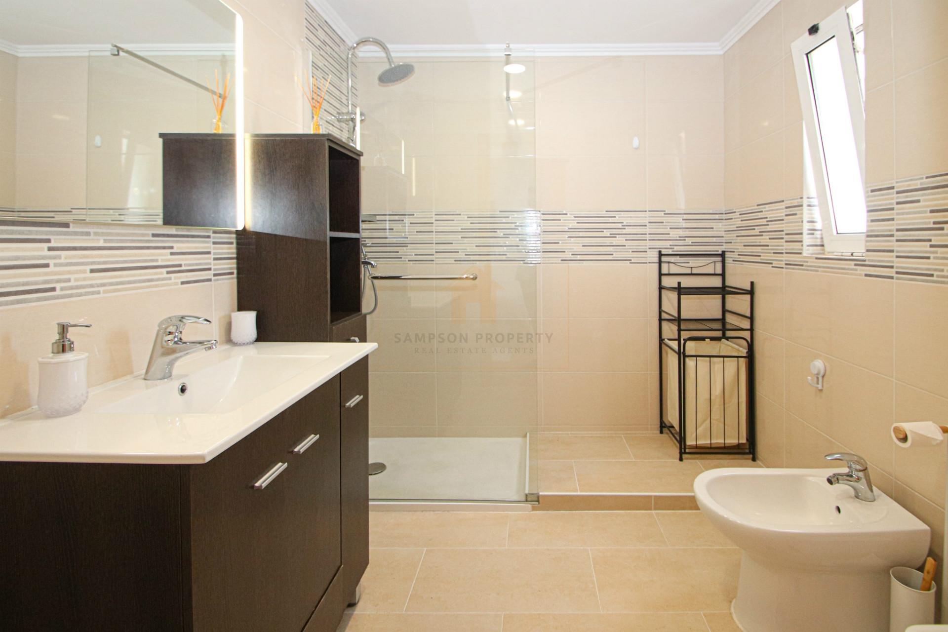 Para venda moradia T4 com piscina e garagem privadas