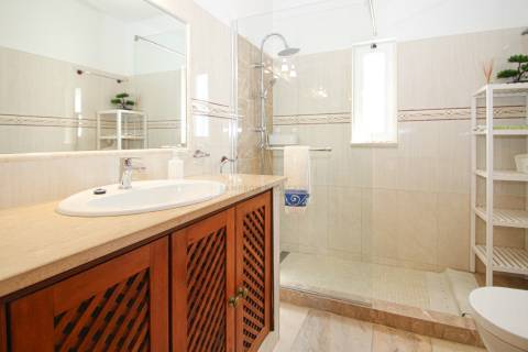 Para venda moradia T4 com piscina e garagem privadas