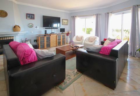 Para venda moradia T4 com piscina e garagem privadas