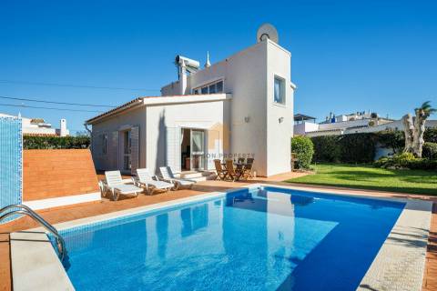 Moradia com 3 quartos e piscina para venda em Carvoeiro, Algarve