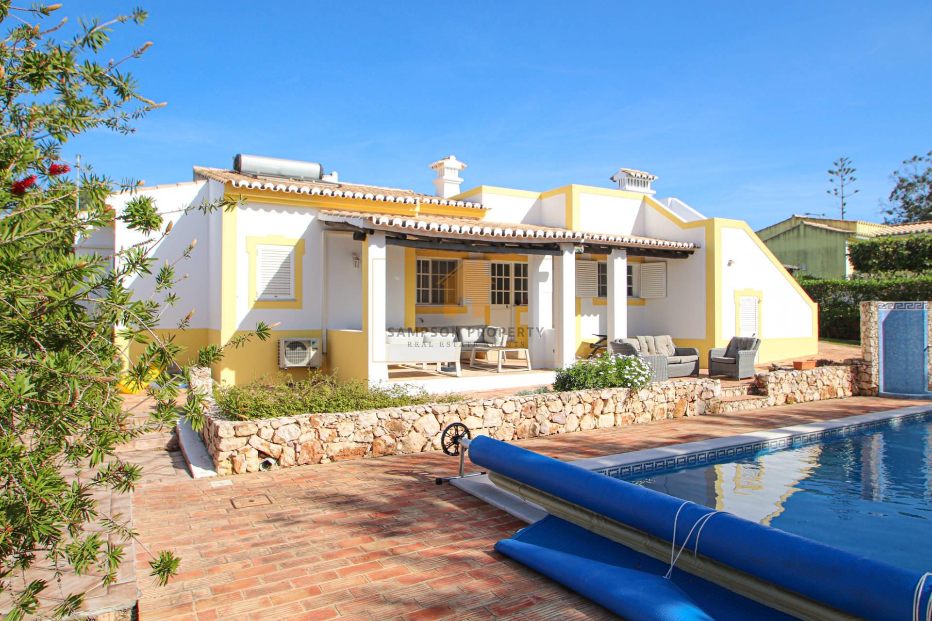 Para venda em Carvoeiro, moradia térrea com 3 quartos e piscina aquecida