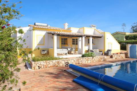 Para venda em Carvoeiro, moradia térrea com 3 quartos e piscina aquecida