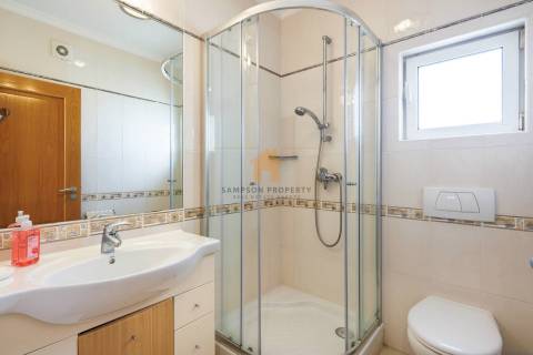 Para venda, apartamento de 2 quartos no 1.º andar em Vale da Pinta, Carvoeiro, Algarve