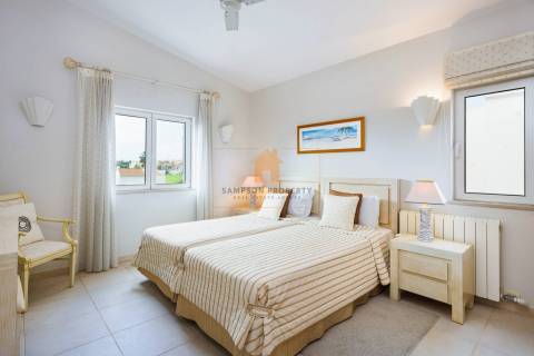 Para venda, apartamento de 2 quartos no 1.º andar em Vale da Pinta, Carvoeiro, Algarve