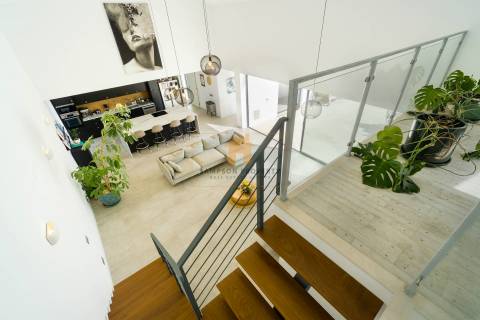 Para Venda – Impressionante Moradia Contemporânea de Quatro Quartos com Piscina Aquecida