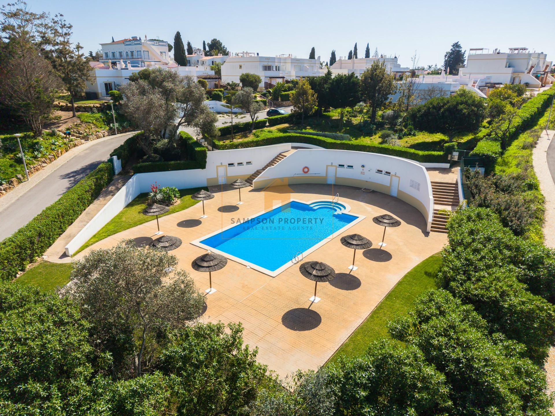 Para venda apartamento T1+1 em Carvoeiro