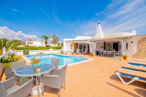 Para venda na Quinta do Paraíso, Carvoeiro moradia com 3 quartos, piscina, garagem e jardim