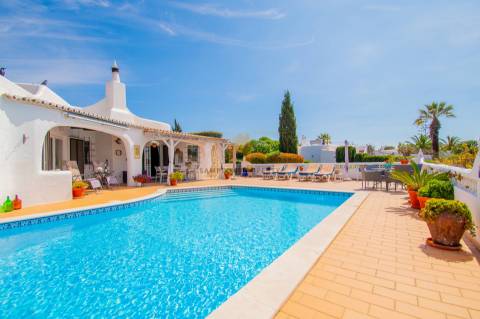 Para venda na Quinta do Paraíso, Carvoeiro moradia com 3 quartos, piscina, garagem e jardim