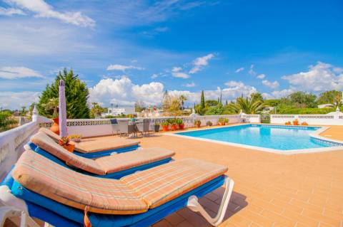 Para venda na Quinta do Paraíso, Carvoeiro moradia com 3 quartos, piscina, garagem e jardim