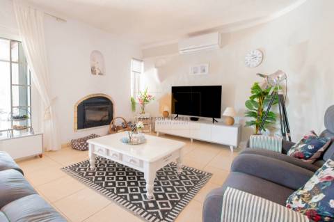 Para venda na Quinta do Paraíso, Carvoeiro moradia com 3 quartos, piscina, garagem e jardim
