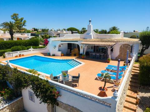 Para venda na Quinta do Paraíso, Carvoeiro moradia com 3 quartos, piscina, garagem e jardim